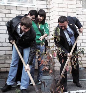 Выпускники садят деревья